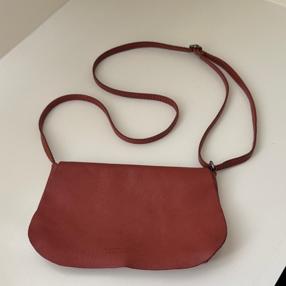 Leather crossbody in cognac with adjustable strap.